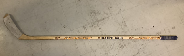 Raimo Helmisen Ilveksessä pelatessaan käyttämä maila nimikirjoituksella