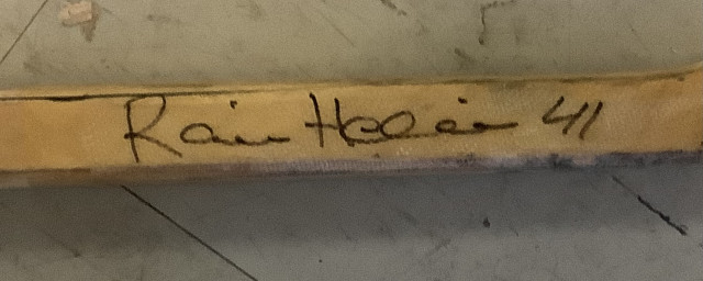 Raimo Helmisen Ilveksessä pelatessaan käyttämä maila nimikirjoituksella