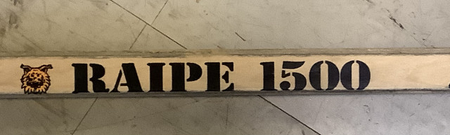 Raimo Helmisen Ilveksessä pelatessaan käyttämä maila nimikirjoituksella