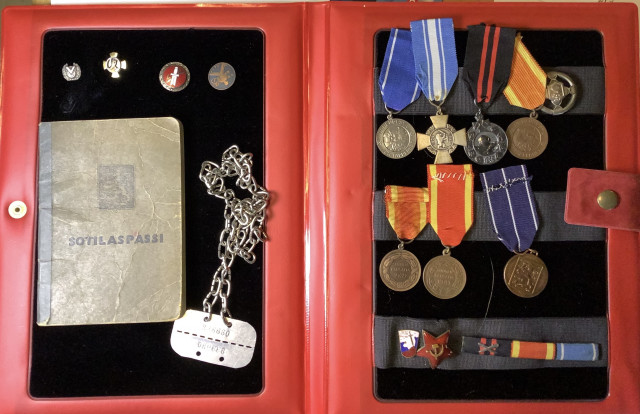 Sotilaspassi, tuntolevy ja mitaleita