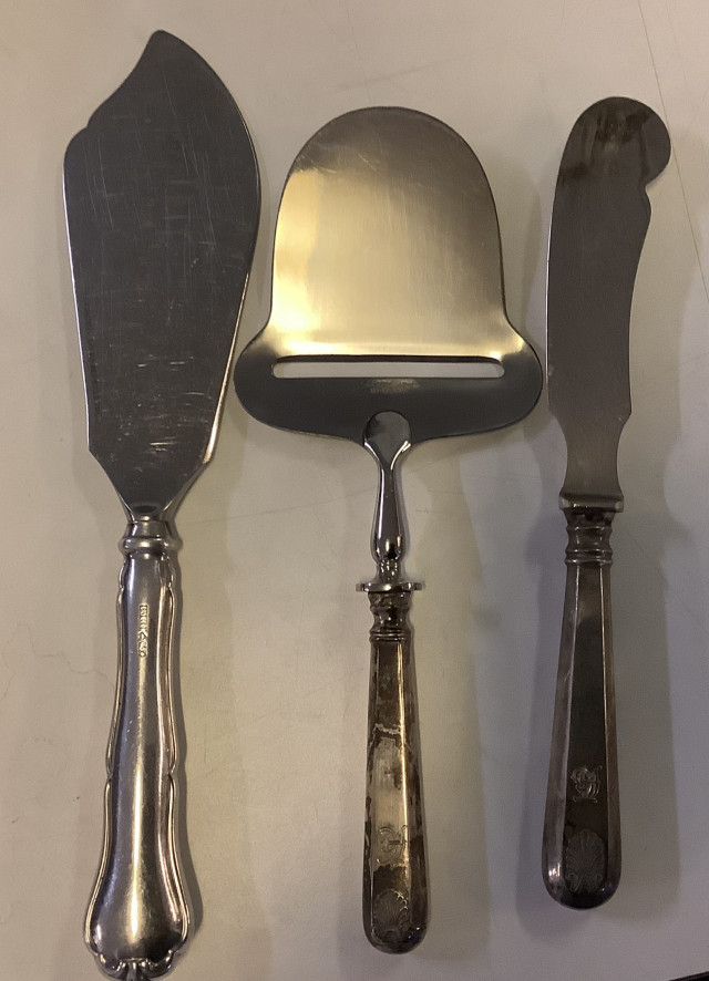 Hopeiset veitset ja juustohöylä