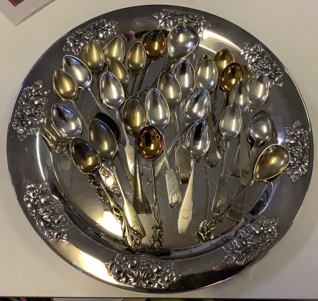 Tarjotin(halk 30 cm) täynnä lusikoita