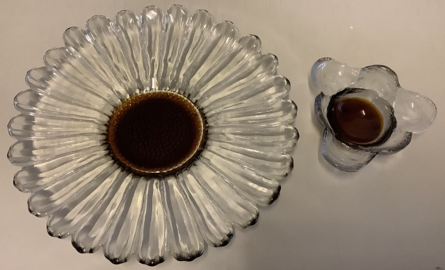 Humppilan Auringonkukkavati (Kaj Blomqvist) keslipakoisvattua lasia sekä Humppilan Kivi-set (Pertti Santalahti) tuikkukulho