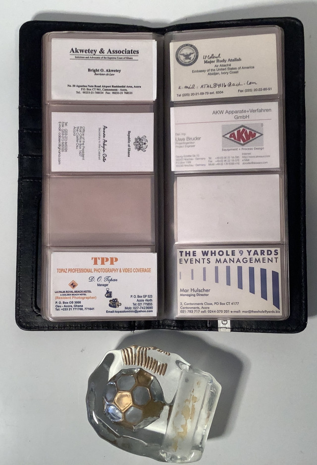 Carl J Danhammerin käyntikorttikansio ja jalkapallopalkinto