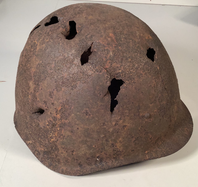 Naapurivaltion tuntemattoman sotilaan käytetty kypärä