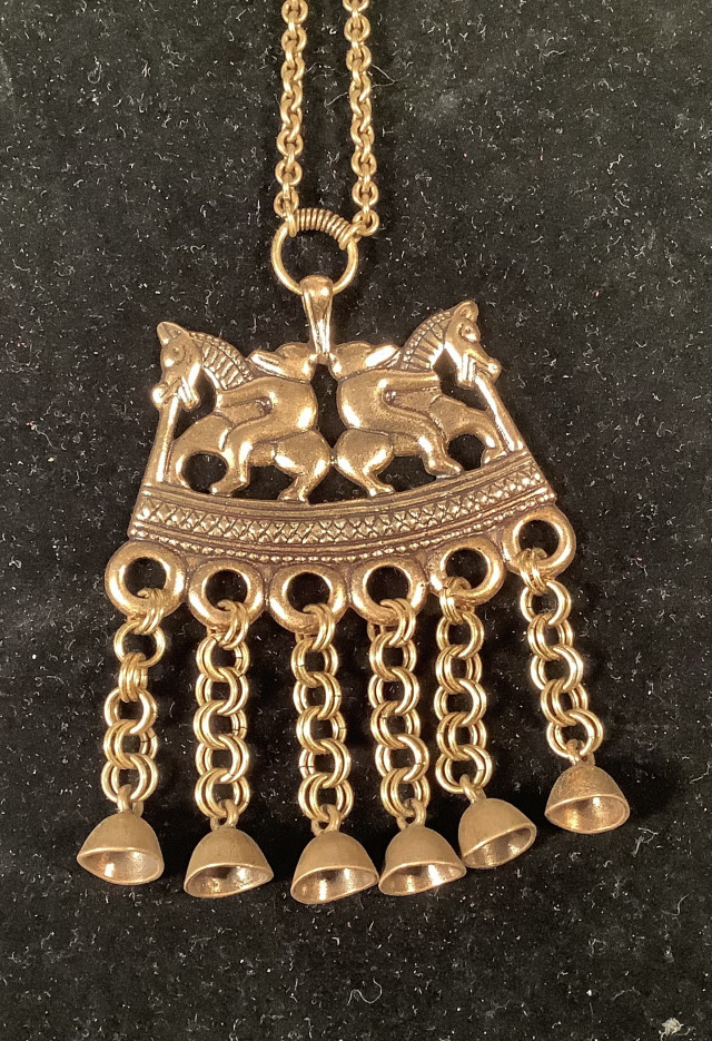 Kalevalakoru. Kaksi ratsastajaa