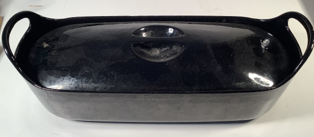 Timo Sarpanevan Rosenlewille suunnittelema metallinen uunivuoka