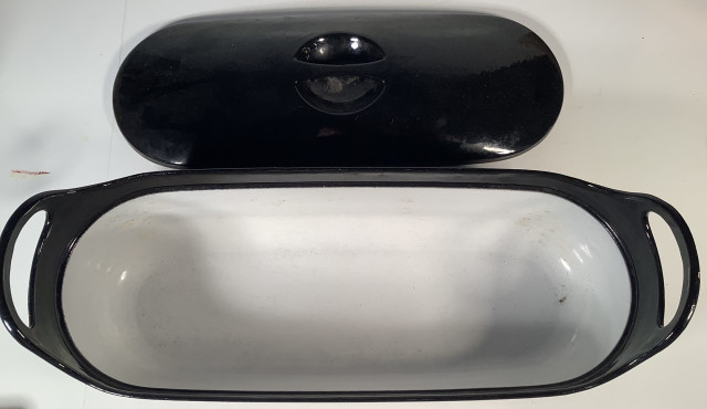 Timo Sarpanevan Rosenlewille suunnittelema metallinen uunivuoka