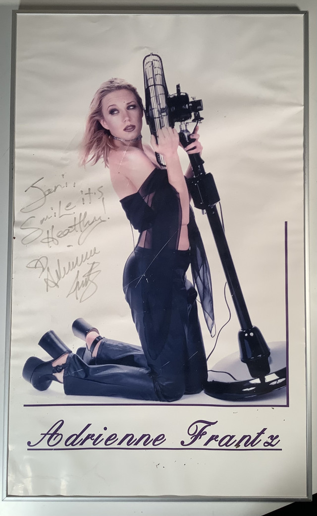 Adrienne Frantz juliste nimikirjoituksella