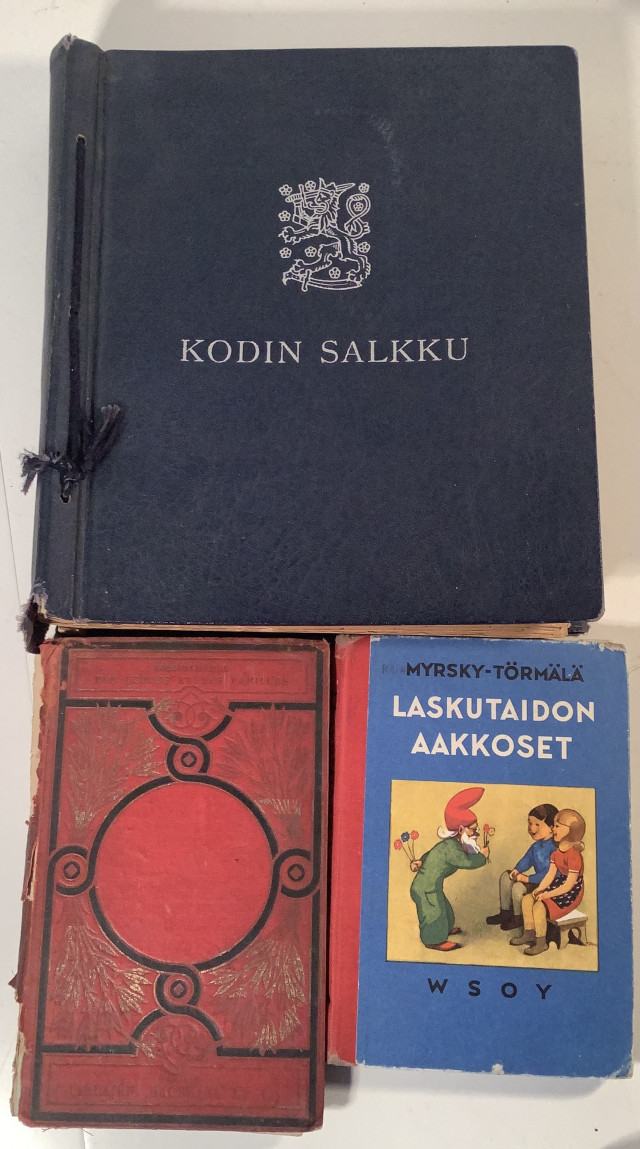 Kodin salkku ja 2 kirjaa