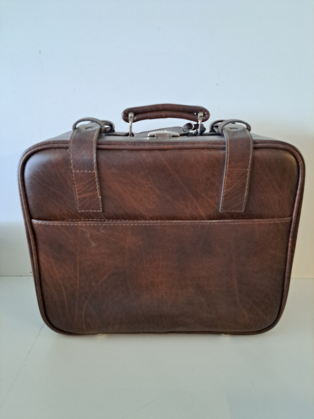 Vanha Finnairin nahkalaukku