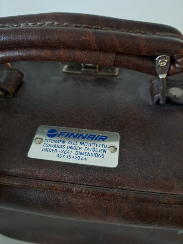 Vanha Finnairin nahkalaukku