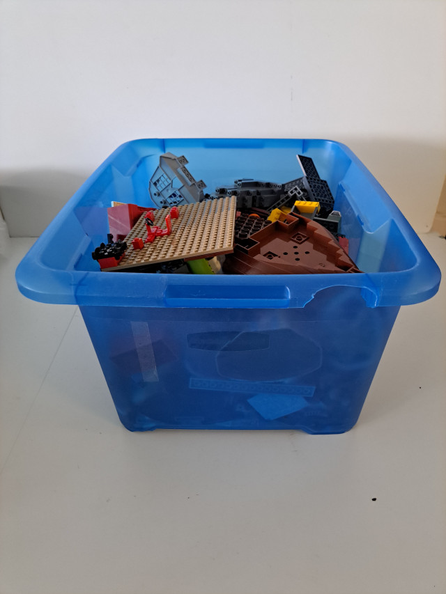 Laatikollinen legoja