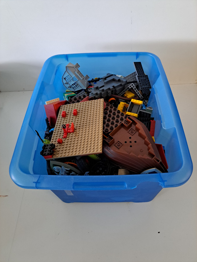 Laatikollinen legoja