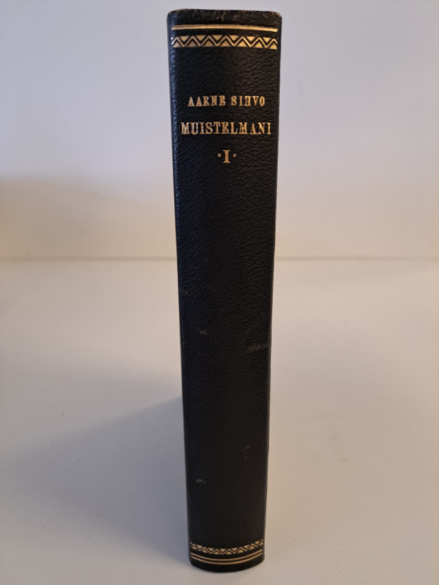 Kenraali Aarne Sihvo muistelmani 1, signeerannut Aarne Sihvo