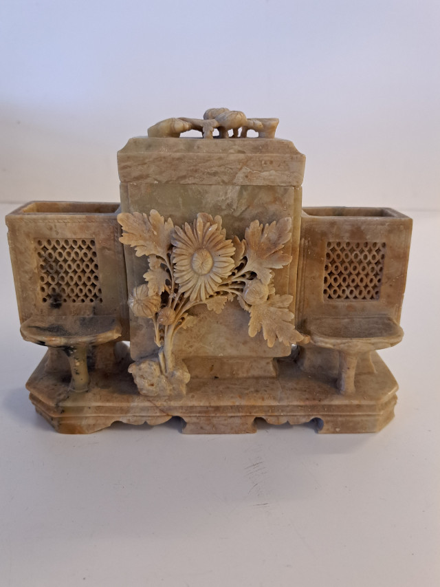 Vuolukivinen kiinalainen pöytäkoriste