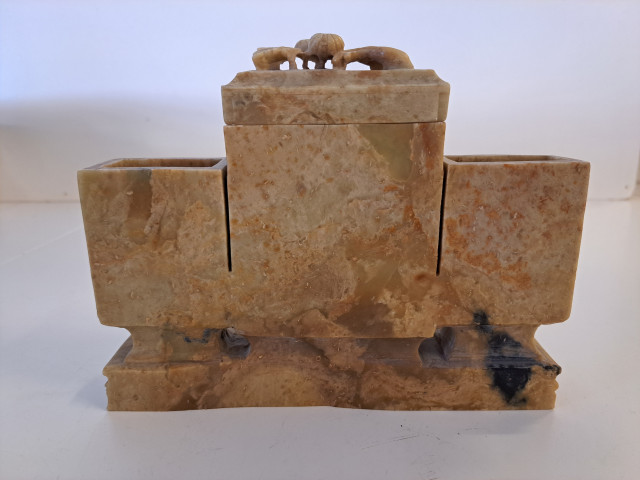 Vuolukivinen kiinalainen pöytäkoriste