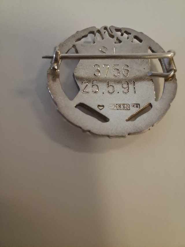 Karjalanliiton ansiomerkit hopea 925 ja 830