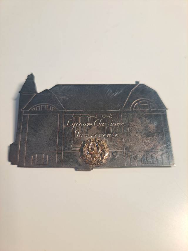 830 Hopeinen rintaneula tms.