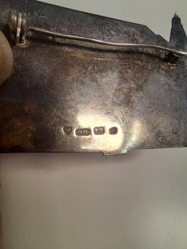 830 Hopeinen rintaneula tms.