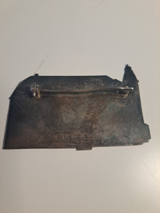 830 Hopeinen rintaneula tms.