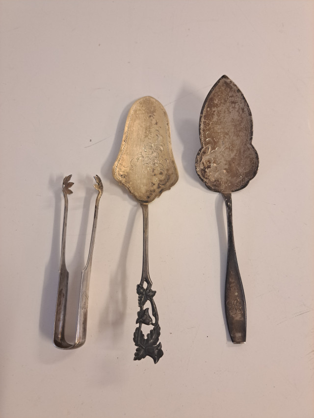 Hopeiset kakkulapio ja sokeriottimet