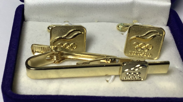 Suomen olympiajoukkueen  viralliset kalvosinnapit ja solmioneula