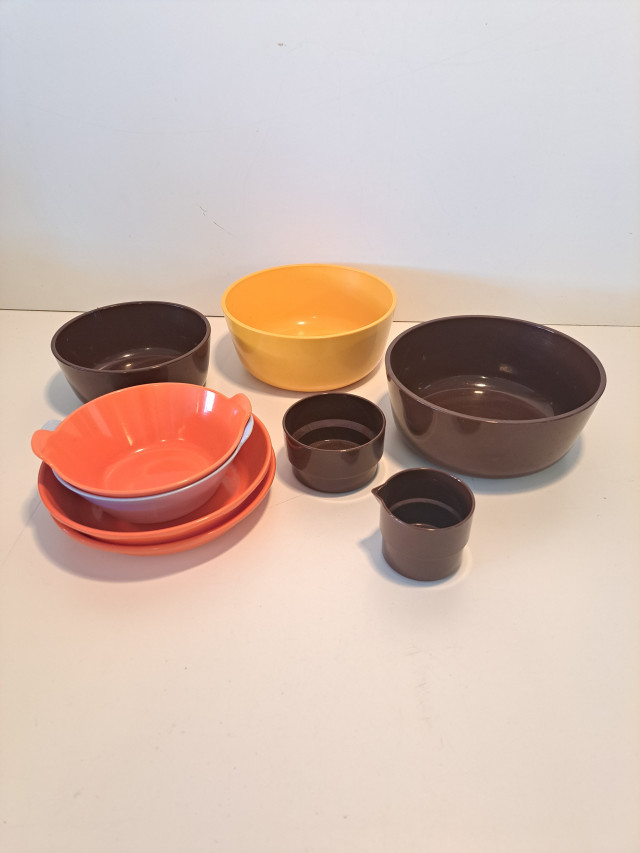 Retroja suomalaisia Sarvis muoviastioita