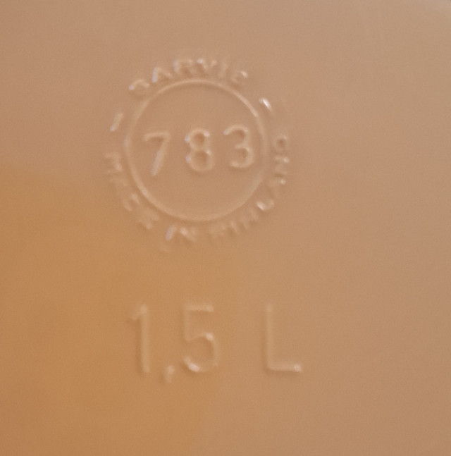 Retroja suomalaisia Sarvis muoviastioita