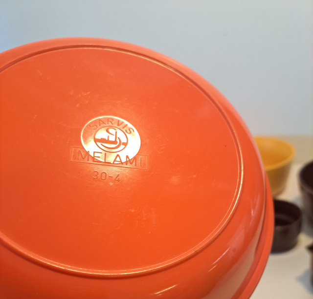 Retroja suomalaisia Sarvis muoviastioita