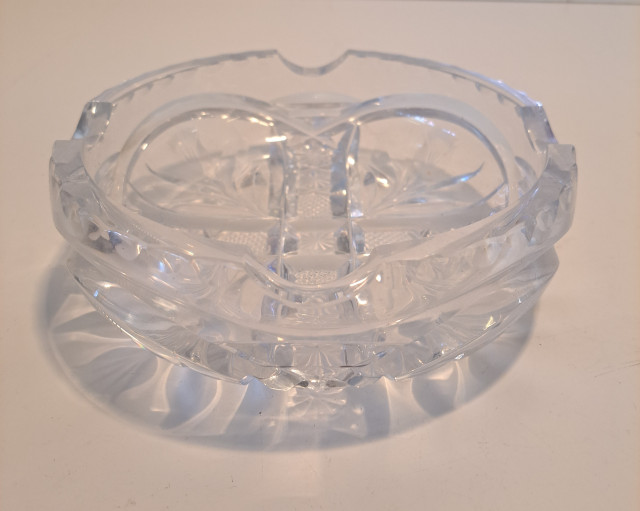 Iso kristallinen tuhkakuppi