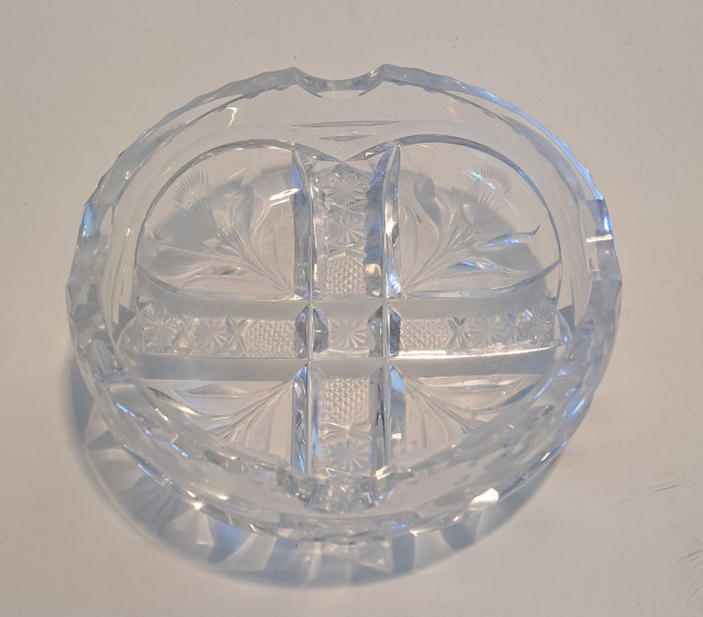 Iso kristallinen tuhkakuppi