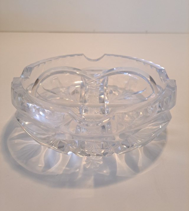 Iso kristallinen tuhkakuppi