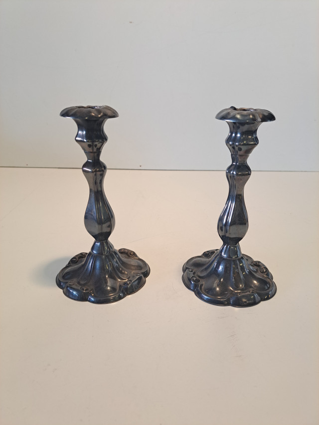 Hopeiset kynttilänjalat