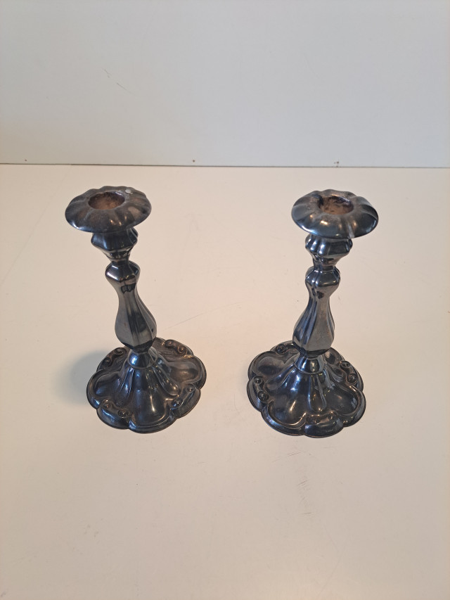 Hopeiset kynttilänjalat