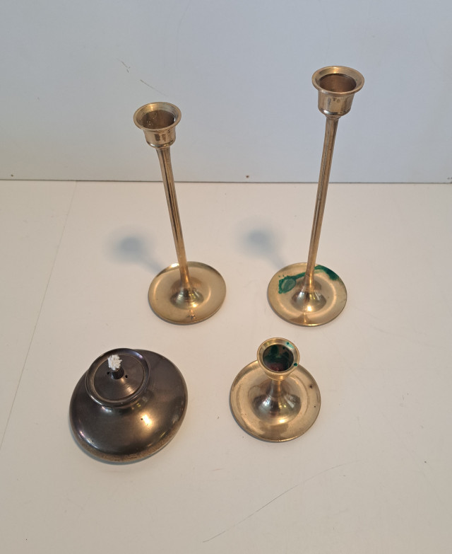 Messinkiset kynttilänjalat ja öljylamppu