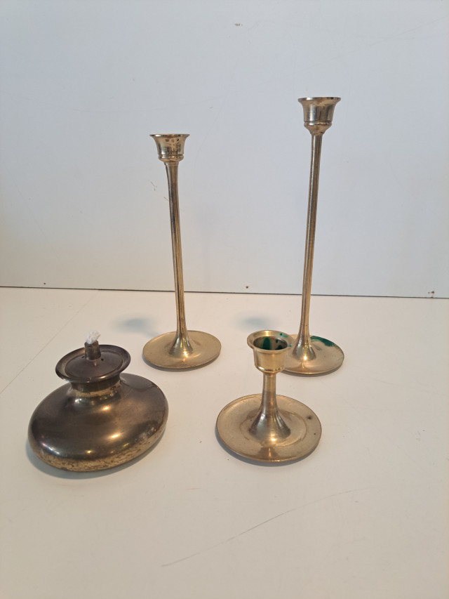 Messinkiset kynttilänjalat ja öljylamppu
