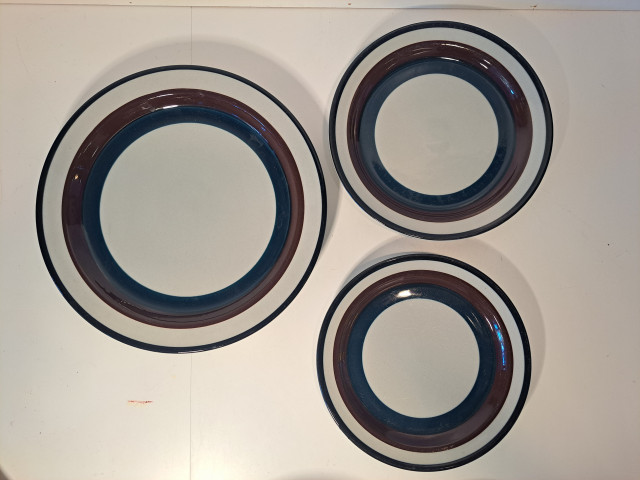 Arabian Kaira isot mukit ja 3 eri kokoista lautasta