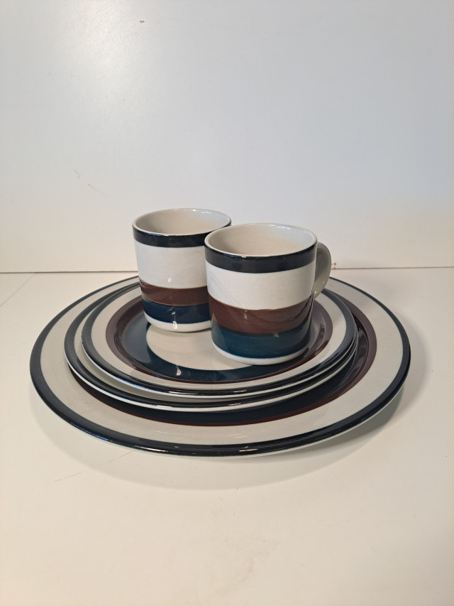 Arabian Kaira isot mukit ja 3 eri kokoista lautasta