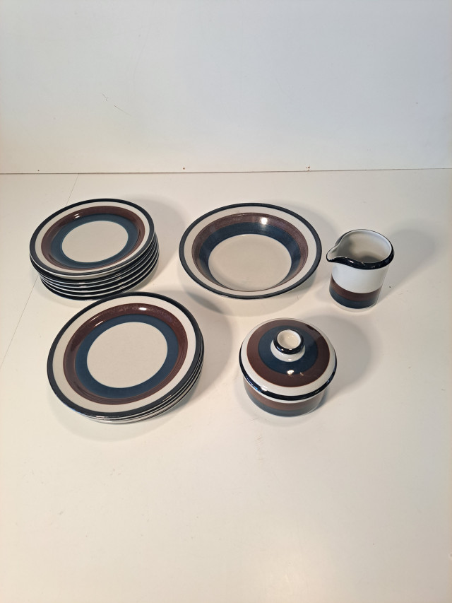 Arabian Kaira sarjaa kermakko+sokerikko ja lautasia