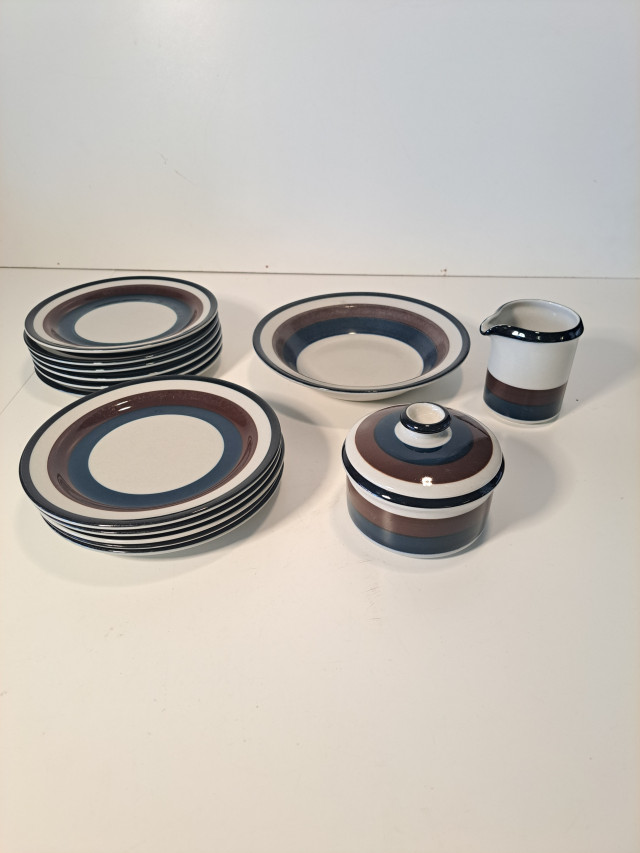 Arabian Kaira sarjaa kermakko+sokerikko ja lautasia