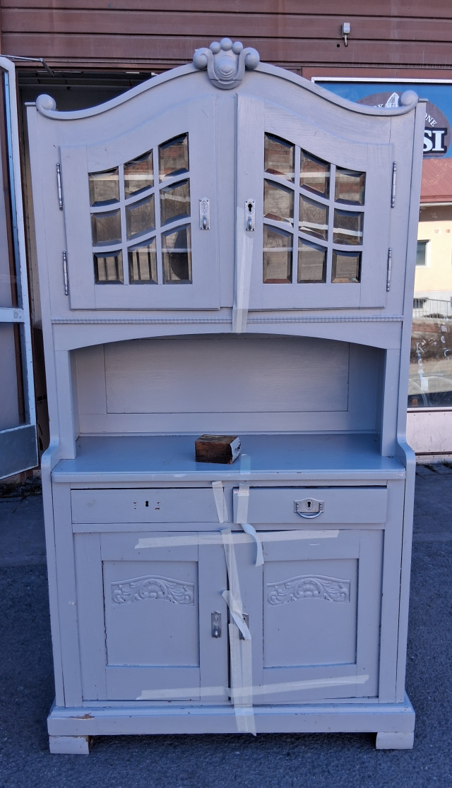 Vitriinikaappi, täyspäinen fasettihiotut ruutuikkunat