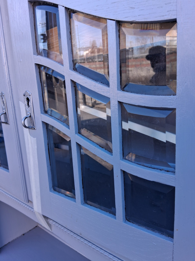 Vitriinikaappi, täyspäinen fasettihiotut ruutuikkunat