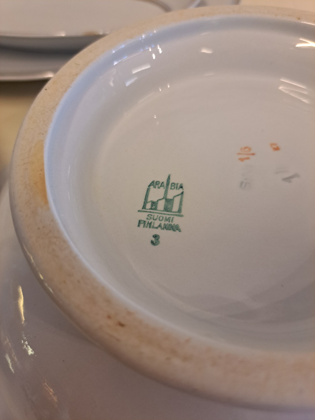 Arabian tarjoiluastioita ja lautasia