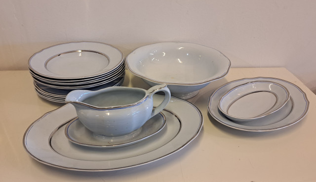 Arabian tarjoiluastioita ja lautasia