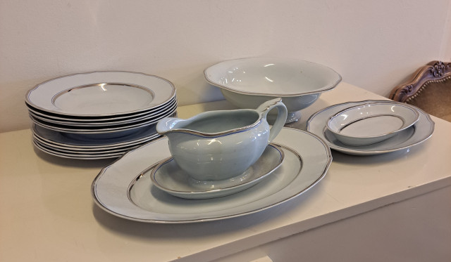 Arabian tarjoiluastioita ja lautasia