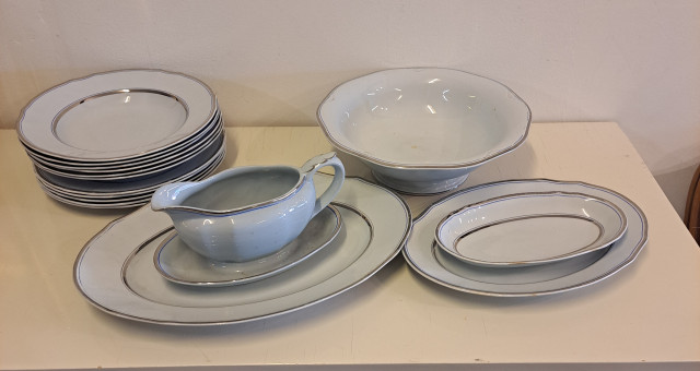 Arabian tarjoiluastioita ja lautasia