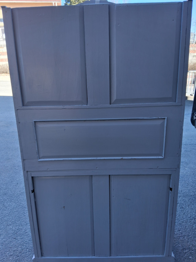 Vitriinikaappi, täyspäinen fasettihiotut ruutuikkunat