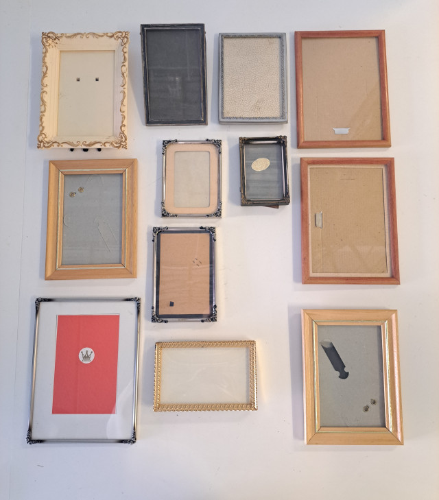 Erikokoisia valokuvakehyksiä 12kpl