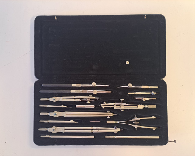 Herman Lindell harppikokoelma paketissaan